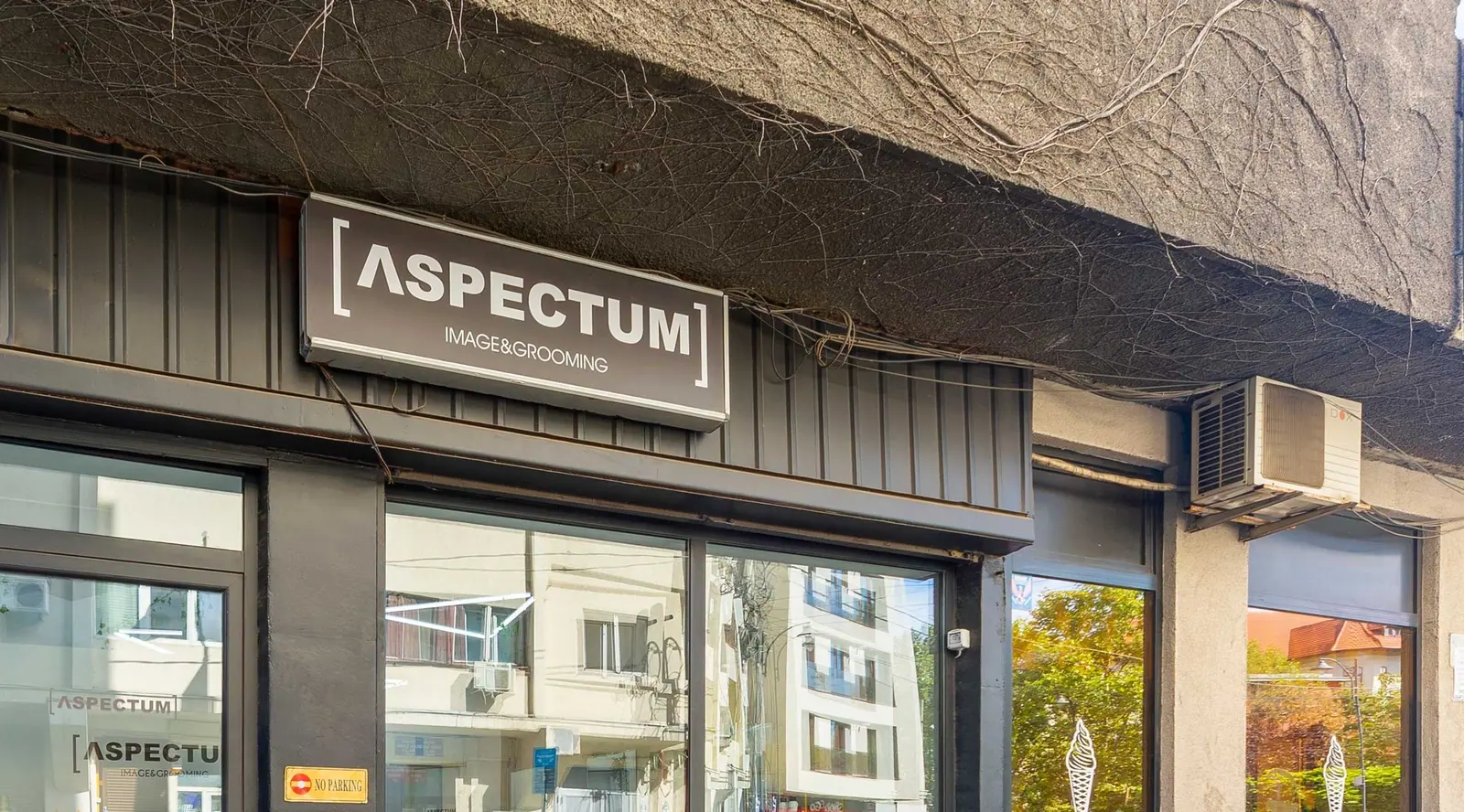Vitrina neagră a salonului ΛSPECTUM pe Strada Vasile Lascăr, București